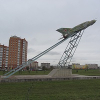 Памятник самолету МиГ-21 на ул. Сандалова