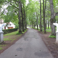 Белые медведи (новодел) встречают и провожают туристов