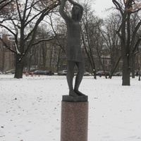 Скульптура - "Девочка с птичкой" в Александровском парке