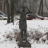 Скульптура - "Девочка, повязывающая косынку" в Александровском парке