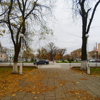 Измаил, проспект Суворова, Центр внешкольной работы и детского творчества с левой стороны, Измаильская картинная галерея с правой стороны