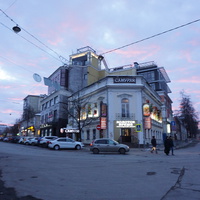 На улице Большая Покровская.