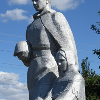 двухфигурная скульптура памятника воинам ВОВ