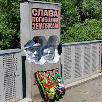 Вид на мемориал слева