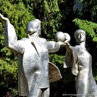 "Студенты" - двухскульптурная композиция на клубе у института ВИТИ МИФИ