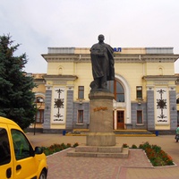 Пам'ятник Т.Г. Шевченко (1955 р) на привокзальній площі.