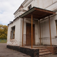 Вход в сарую школу