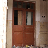 Вход в старую двухэтажную школу