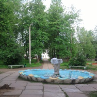 Крестцы, детская  площадка  и  фонтан, май 2010 г.