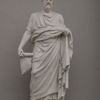 Скульптура Геродота на здании Российской Национальной библиотеки