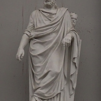 Скульптура Платона на здании Российской Национальной библиотеки