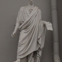 Скульптура Тацита на здании Российской Национальной библиотеки