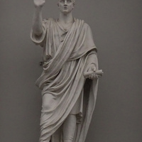 Скульптура Цицерона на здании Российской Национальной библиотеки