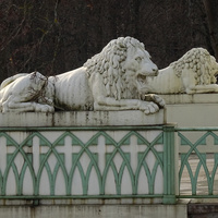 Скульптуры львов на террасе павильона "Белая башня". Март 2017 г.