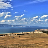 Вид на остров Ольхон, посёлок Хужир, Приморский хребет и Маломорский пролив Байкала.