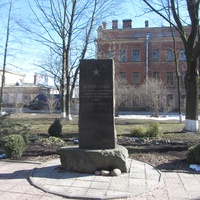 В память о погибших в годы войны на территории академии установлен памятник