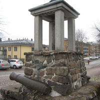 Лаппеенранта, памятник бревно  олицетворяет бой 1741 года
