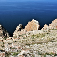 Мыс Саган-Хушун, или Белый Камень. Скалы Три Брата. Остров Ольхон. Северо-западный берег. Маломорский пролив Байкала.