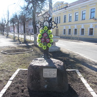 Памятный поклонный крест установлен в день 80 годовщины мученической кончины Государя-Императора Николая II и его Августейшей семьи 17 июля 1998 года.