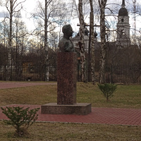 Памятник Александру Прокофьеву на территории музея "Дорога Жизни"