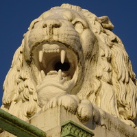 Скульптура льва на террасе Белой башни