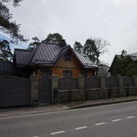 На Коммунарской улице.