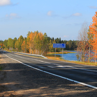 Дорога рядом с озером в Беломорье