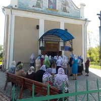 Біля Милятинської церкви святої Параскеви у провідну неділю.