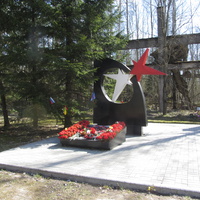 п. Синявино, 5 км юго-восточнее, памятный знак на месте ожесточенных боев при прорыве блокады Ленинграда