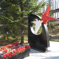 п. Синявино, 5 км юго-восточнее, памятный знак на месте ожесточенных боев при прорыве блокады Ленинграда