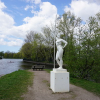 Девушка с веслом.