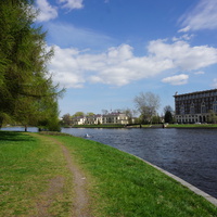 На реке Средняя Невка.