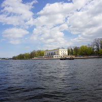 На реке Средняя Невка.