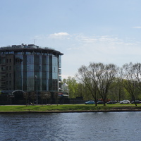 На реке Средняя Невка.