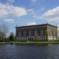 На реке Средняя Невка.