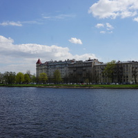 На реке Средняя Невка.