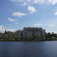 На реке Средняя Невка.