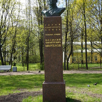 В сквере имени героя.