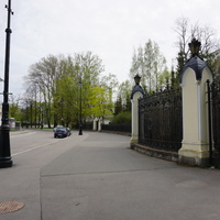 Площадь у театра на Крестовском.