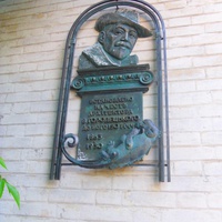 Черкассы,мемориальная доска архитектору Владиславу Городецкому,на бывшей Женской Правительственной Гимназии.