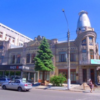 Здание бывшего коммерческого банка было возведено в 1914 году. Сейчас в этом здании редакция газеты Черкасcкий край и литературно-мемориальный музей поэта Василия Симоненко.