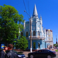 Гостиница "Славянская" в Черкассах построенная в кон. XIX в.Сейчас в здании размещается Укрсоцбанк.