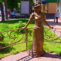 Скульптура возле "Столичной ювелирной фабрики".