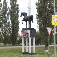 Скульптурная композиция на въездном знаке в Вороново -конезавод имени Кирова.