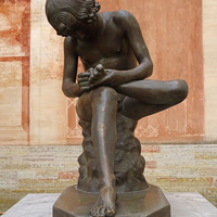 Скульптура "Мальчик, вынимающий занозу"