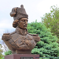 Памятник - бюст атамана Платова в парке