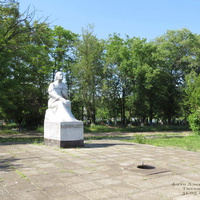 Скульптура "Скорбящая мать" на старом кладбище.