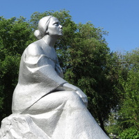 Скульптура "Скорбящая мать" на старом кладбище.