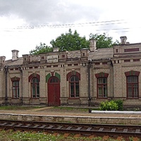 Железнодорожная станция «Белозерье» в селе Хацки.Вокзал постройки начала ХХ-века.