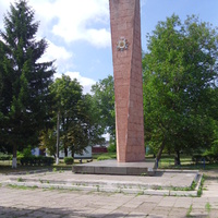 Обеліск воїнам, загиблим під час бомбардування станції ім. Т.Г. Шевченка.